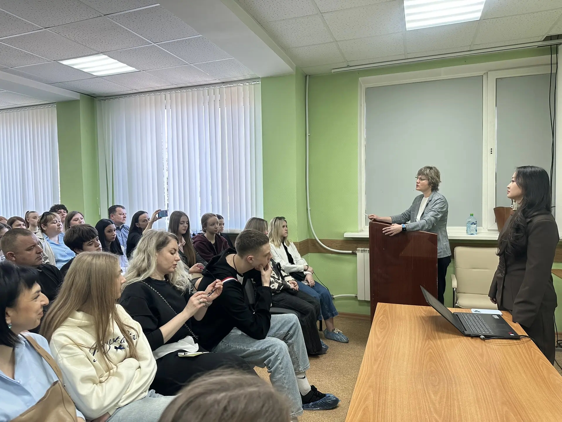 Более 300 абитуриентов попробовали себя в роли стоматологов 