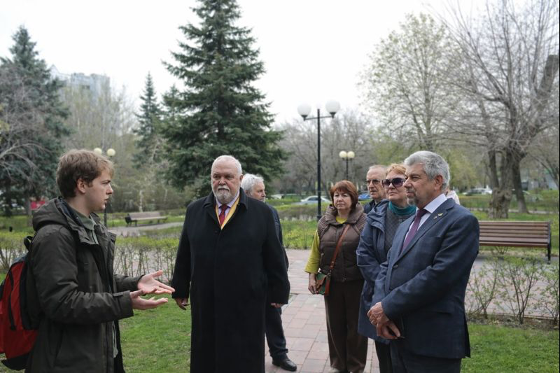 Студенты ВолгГМУ провели экскурсию для потомков Чуйкова, Баграмяна и Дзержинского   