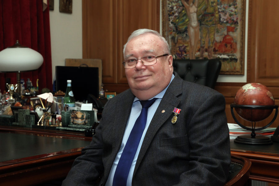 Президент ВолгГМУ Владимир Петров отмечает 75-летие 
