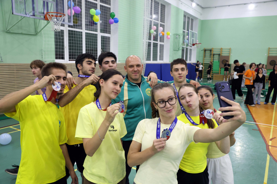 Первокурсники сразились за звание самого спортивного факультета