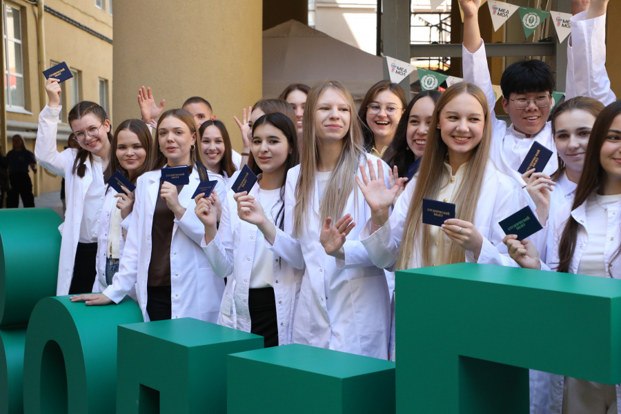 2200 первокурсников впервые надели белые халаты 