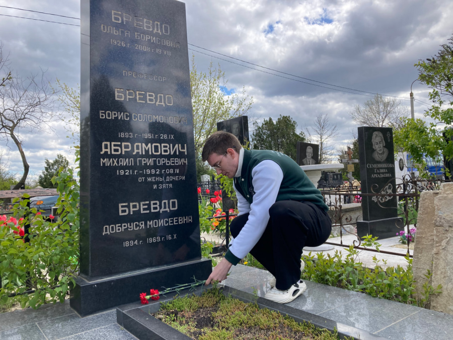 Волонтеры культуры ВолгГМУ почтили память хирурга Григория Топровера и терапевта Бориса Бревдо
