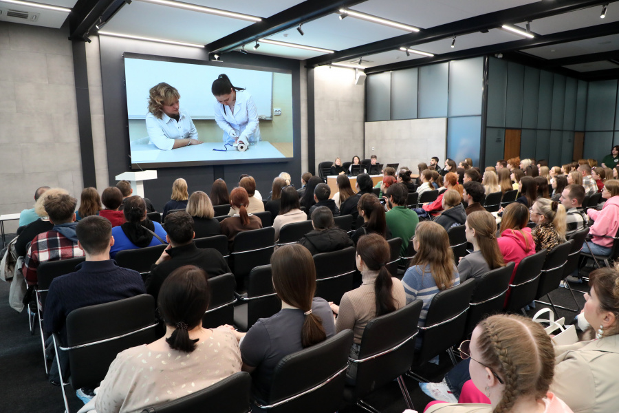 Более тысячи абитуриентов познакомились в ВолгГМУ с медицинскими специальностями 