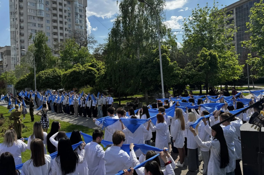 Студенты колледжа ВолгГМУ стали участниками патриотической акции «Синий платочек»