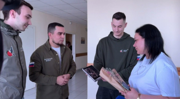 Волонтеры ВолгГМУ передали поздравление супруге участника СВО