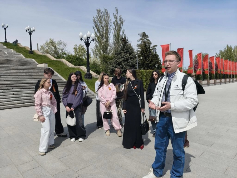 Колледж ВолгГМУ организовал экскурсию на Мамаев курган для студентов медколледжей Волгограда