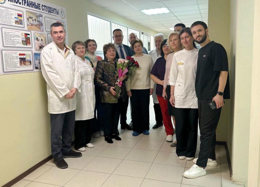 Сотрудники кафедры пропедевтики стоматологических заболеваний поздравили с юбилеем профессора Татьяну Данилину