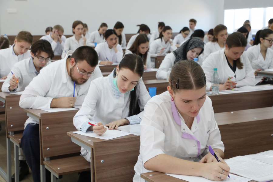 Государственную итоговую аттестацию прошли 109 выпускников педиатрического факультета