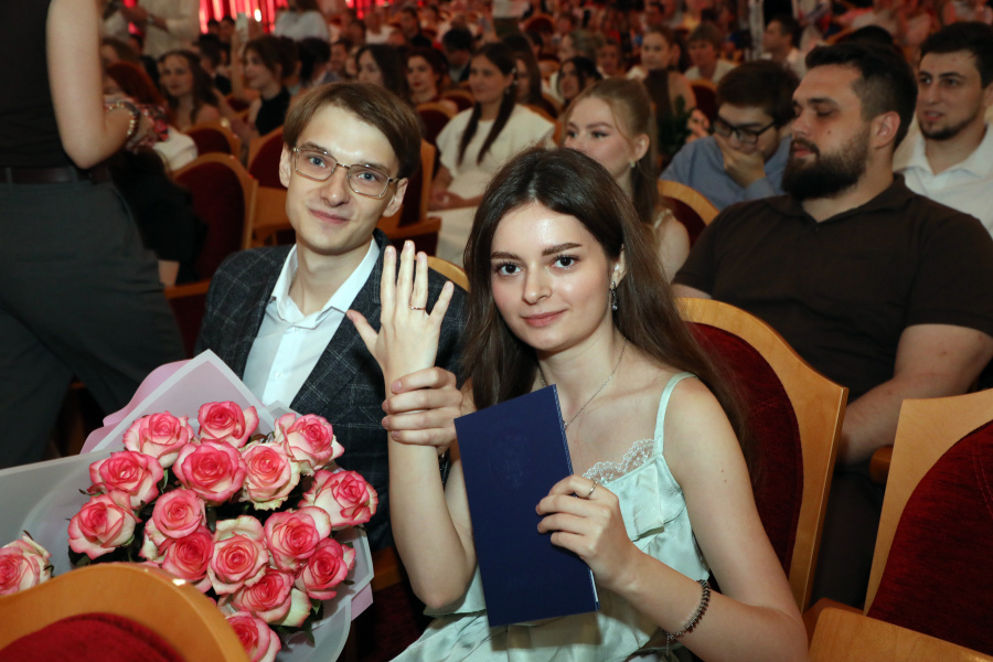 Диплом, букет и помолвочное кольцо: выпускница ВолгГМУ прямо на сцене стала невестой 
