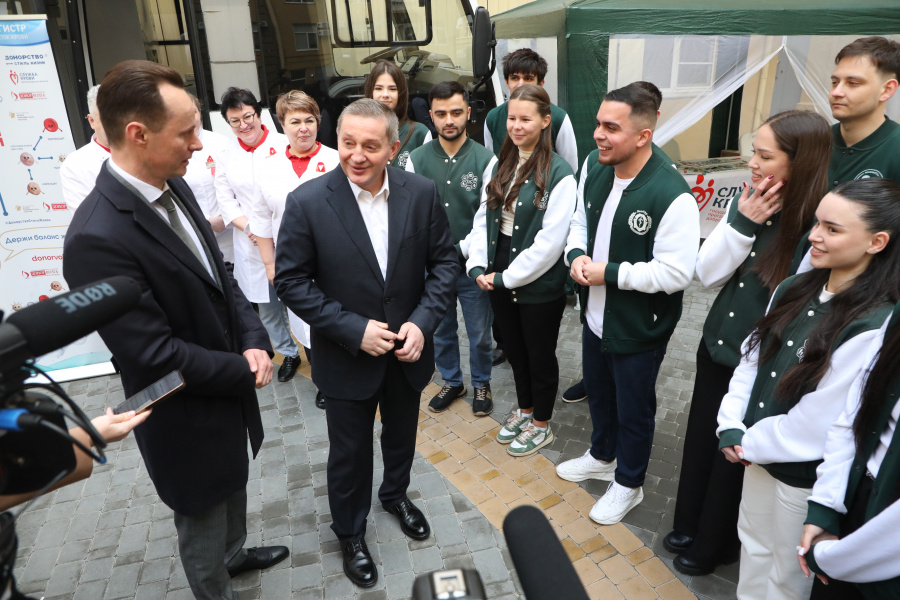 Губернатор Андрей Бочаров вместе со студентами ВолгГМУ принял участие в донорской акции 