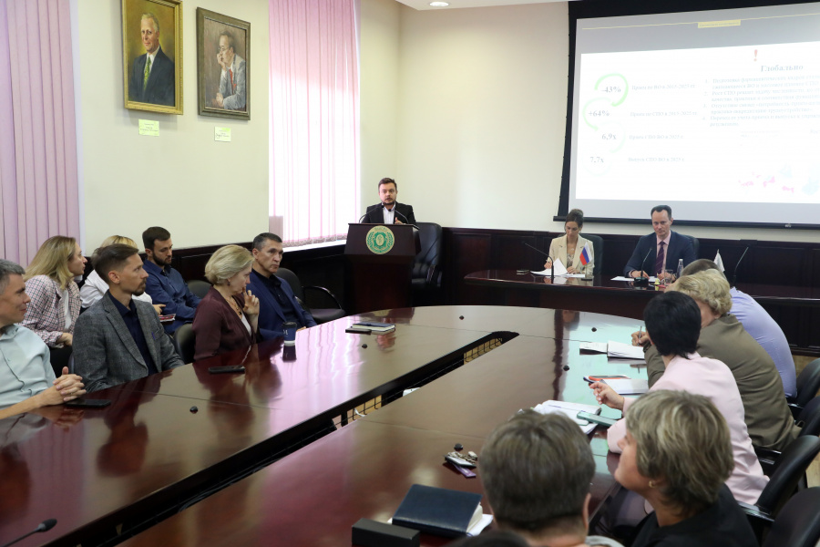 Усиление практической подготовки и внедрение цифровых компетенций: фармфакультет представил стратегию развития