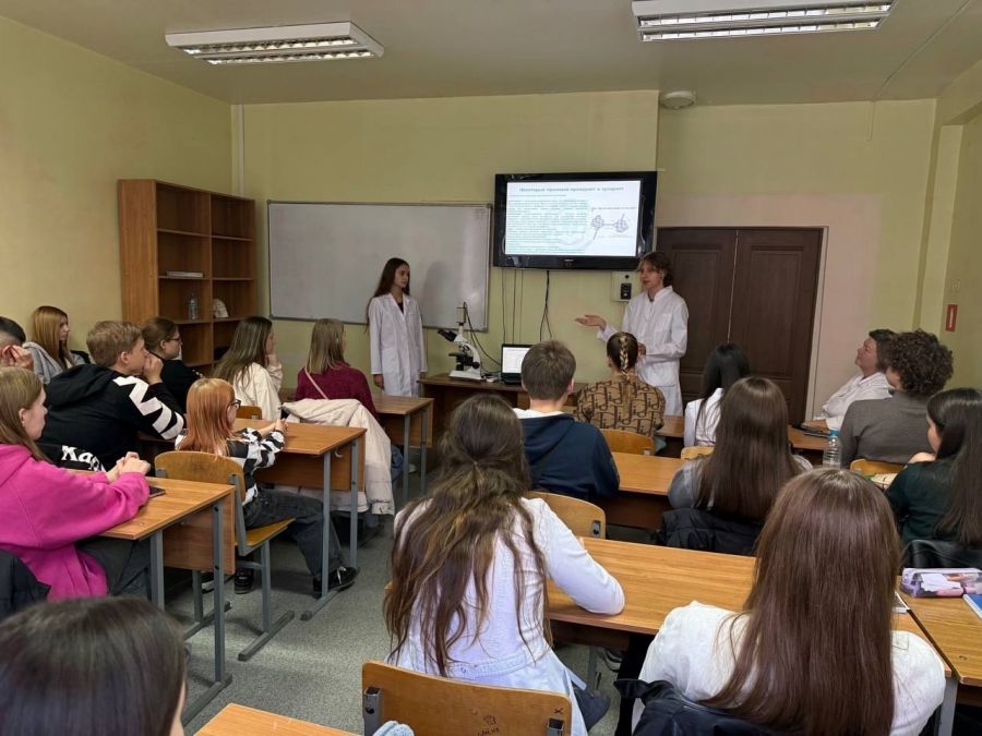 Погружение в мир клетки: школьники на интерактивном занятии по цитологии