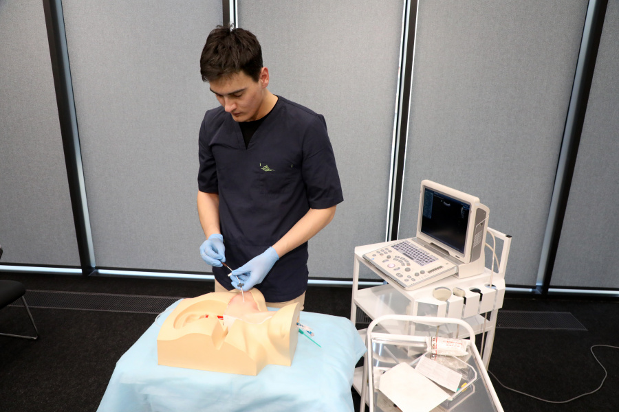 Ординаторы ВолгГМУ отрабатывают мануальные навыки в Центре электронного медицинского образования