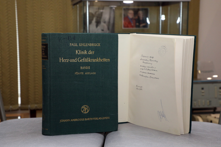 Семья академика Зборовского передала ВолгГМУ редкий медицинский фолиант с автографом профессора Могилевского