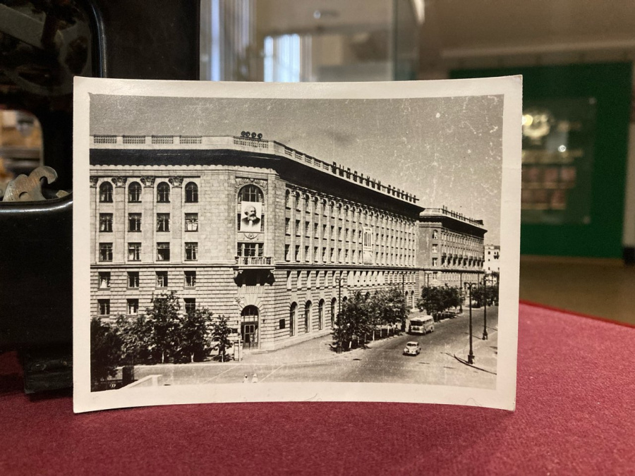 Роман Шкода передал ВолгГМУ уникальную фотографию здания Сталинградской партийной школы