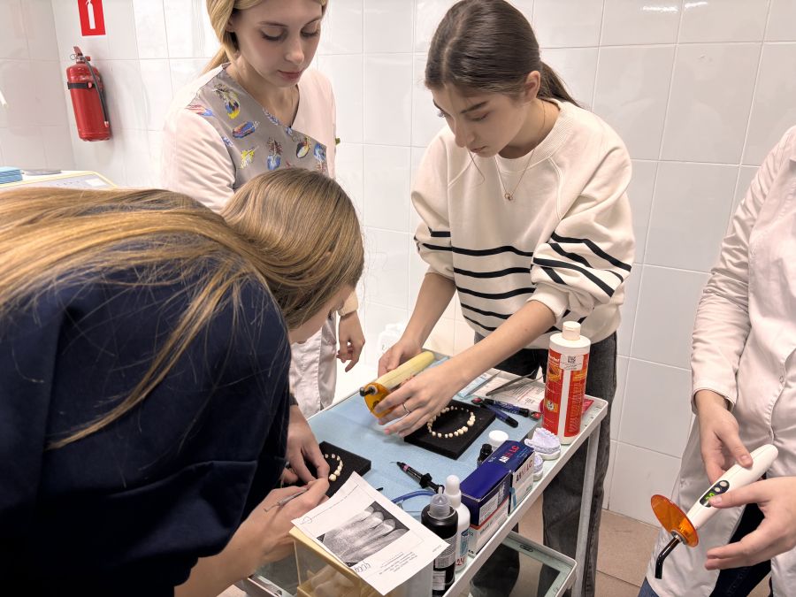 Школьники почувствовали себя стоматологами на «Университетских субботах» в ВолгГМУ