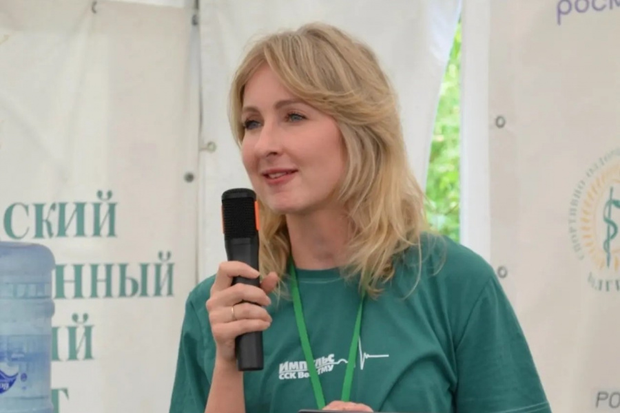 Врач-дерматолог ВолгГМУ рассказала юным спортсменам о скрытых угрозах для кожи и новой напасти — косметикорексии 