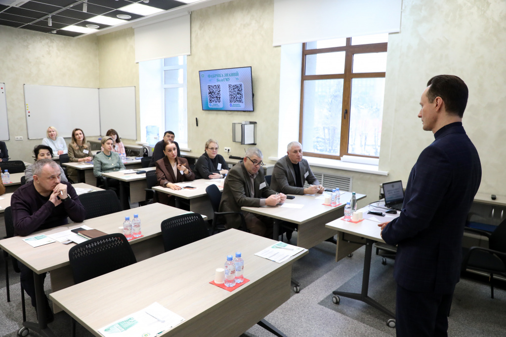 Традиционно образовательную программу повышения квалификации «Школа главного врача - регион» открыл ректор, заведующий кафедрой общественного здоровья и здравоохранения Института НМФО ВолгГМУ, доктор медицинских наук, профессор Владимир Шкарин