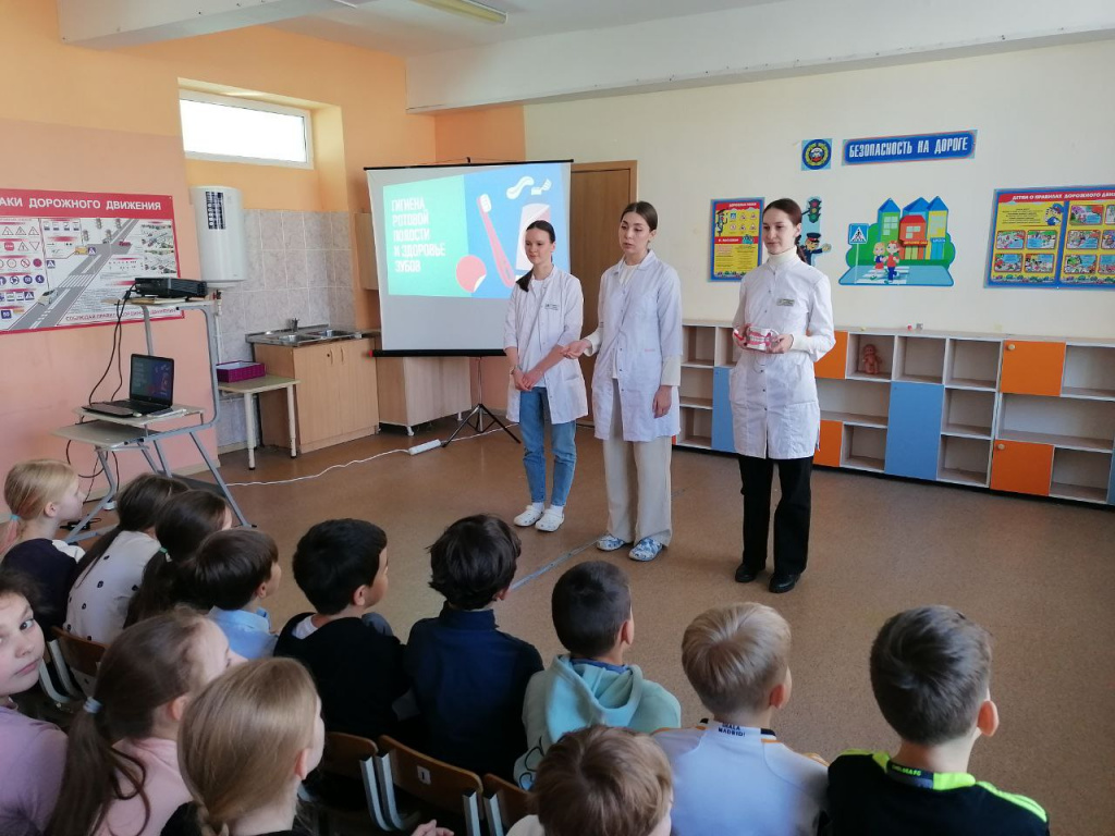 Уроки здоровья от стоматологов ВолгГМУ дарят детям ослепительную улыбку на всю жизнь