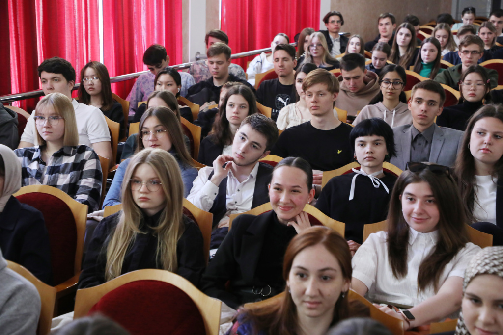 Встреча студентов ВолгГМУ с Анной Чапман