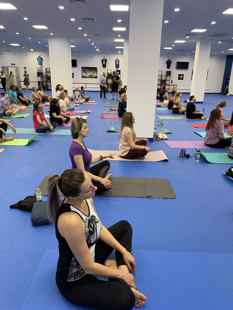Кобра, орел и березка: студенты и преподаватели ВолгГМУ освоили асаны в Международный день йоги