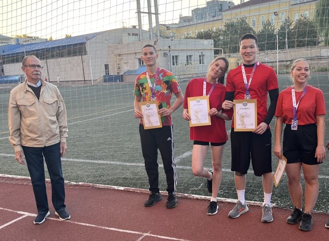 В ВолгГМУ прошла легкоатлетическая эстафета между факультетами вуза