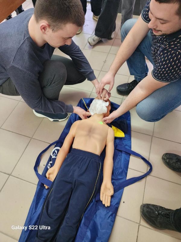 Специалисты ВолгГМУ научили будущих строителей навыкам реанимации 
