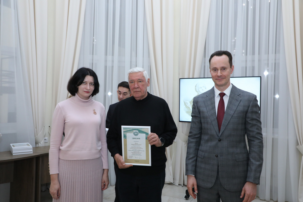 Владимир Шкарин вручил награды победителям конкурса на лучшее учебное издание