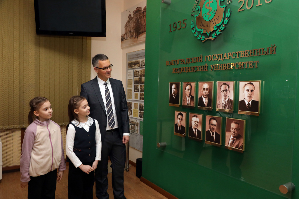 Музей истории ВолгГМУ посетили потомки легендарного профессора Владимира Григорьевича Карпенко