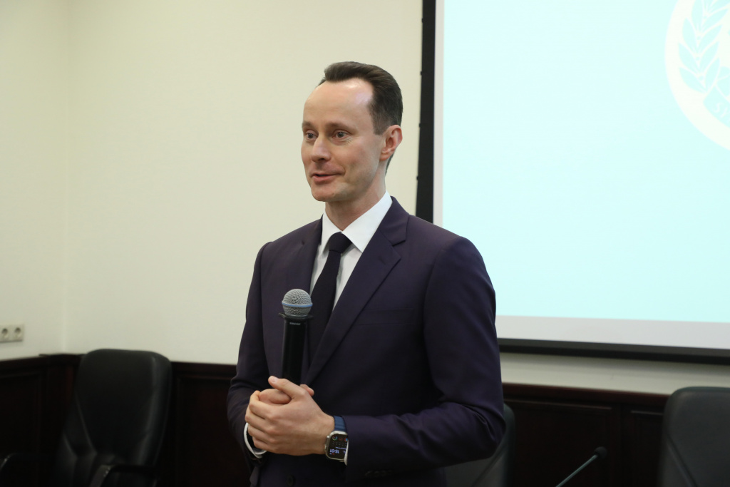 Ректор Владимир Шкарин вручил победителям конкурсов на звание стипендиатов ректора и Ученого совета соответствующие документы