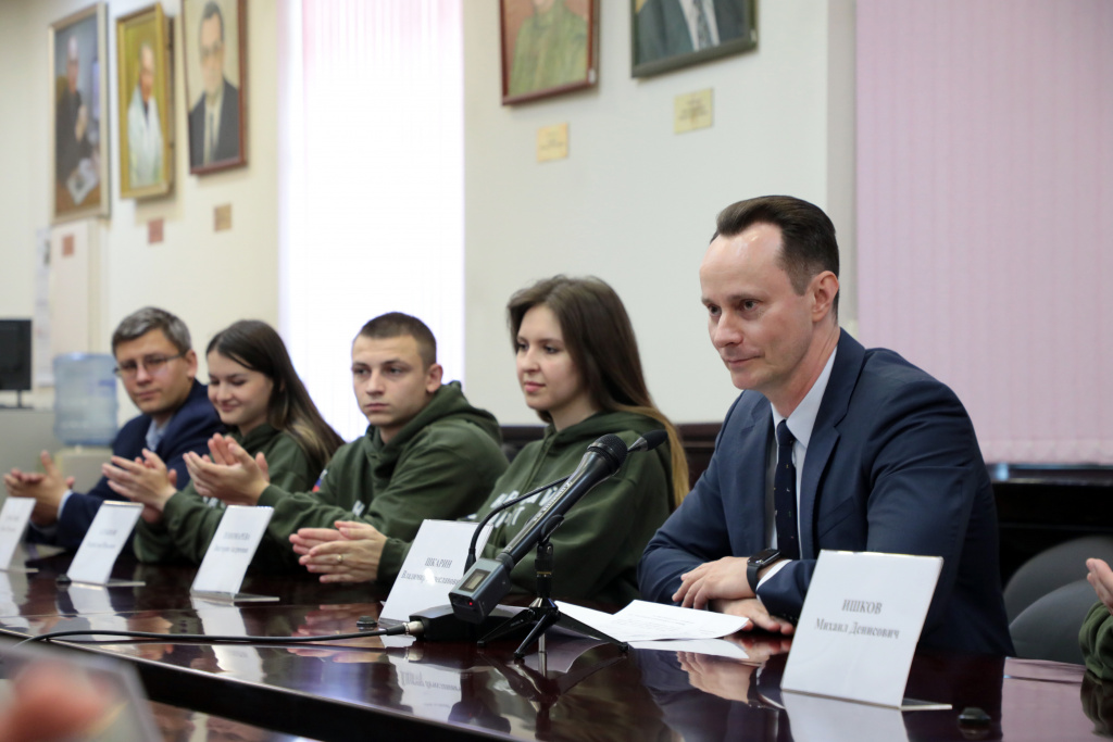 Ректор Владимир Шкарин поблагодарил студентов ВолгГМУ за участие в гуманитарной миссии