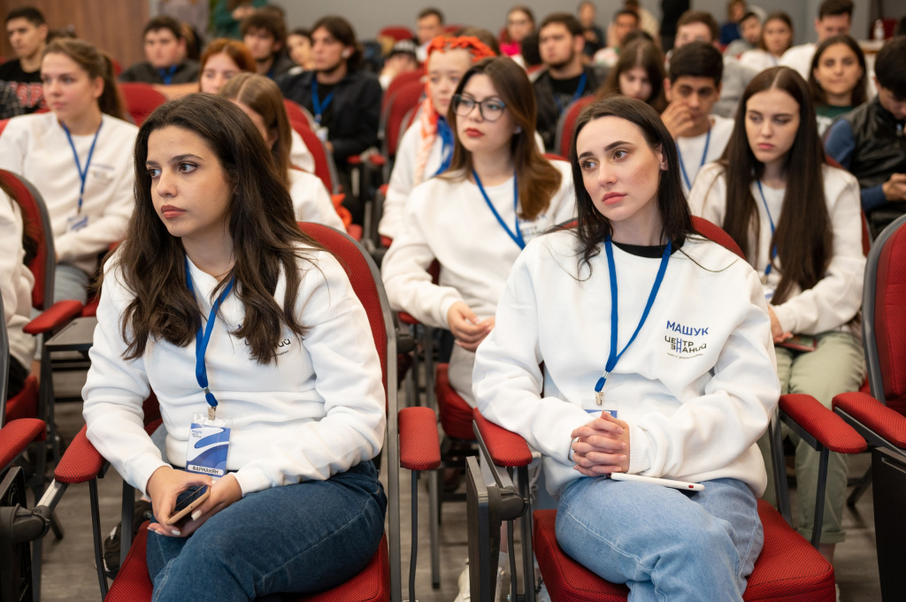 Студенты направления «Социальная работа» представили ВолгГМУ на семинар-практикуме «Российский студент 2022»