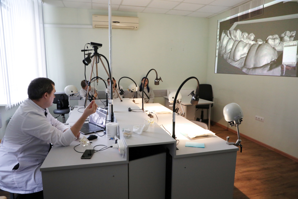 «Университетские субботы» познакомили абитуриентов ВолгГМУ с профессией врача-стоматолога