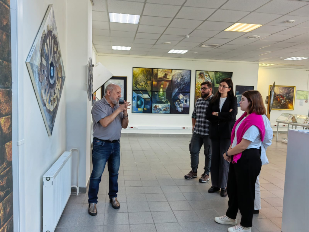Известный художник Владислав Коваль рассказал студентам-менеджерам ВолгГМУ о художественном мышлении при создании бренда 