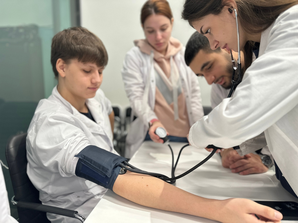 От теории к практике: студенты лечебного факультета закрепили знания через инновационный формат PBL От теории к практике: студенты лечебного факультета закрепили знания через инновационный формат PBL