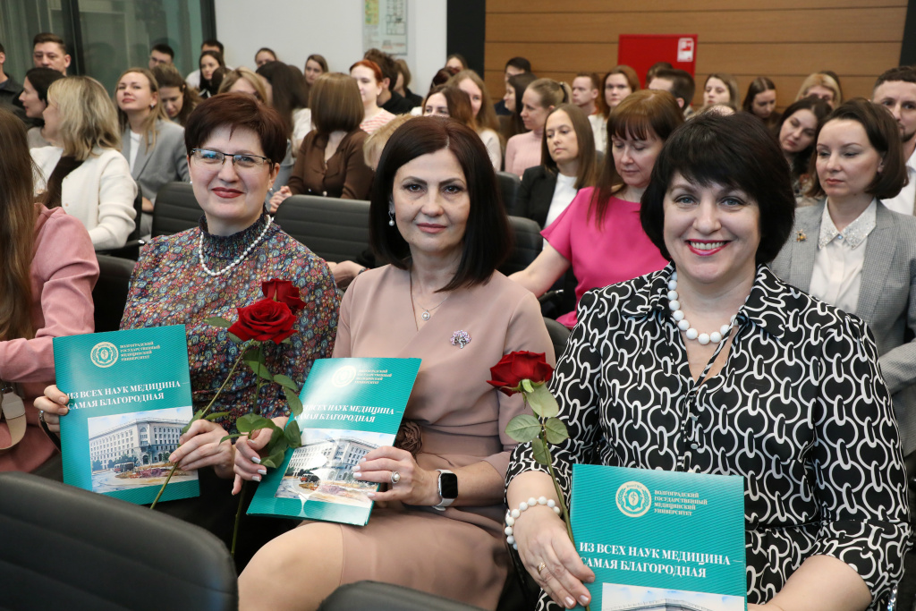 Владимир Шкарин вручил награды сотрудникам Клиники №1