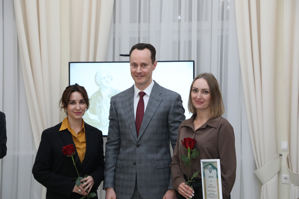 Владимир Шкарин вручил награды победителям конкурса на лучшее учебное издание