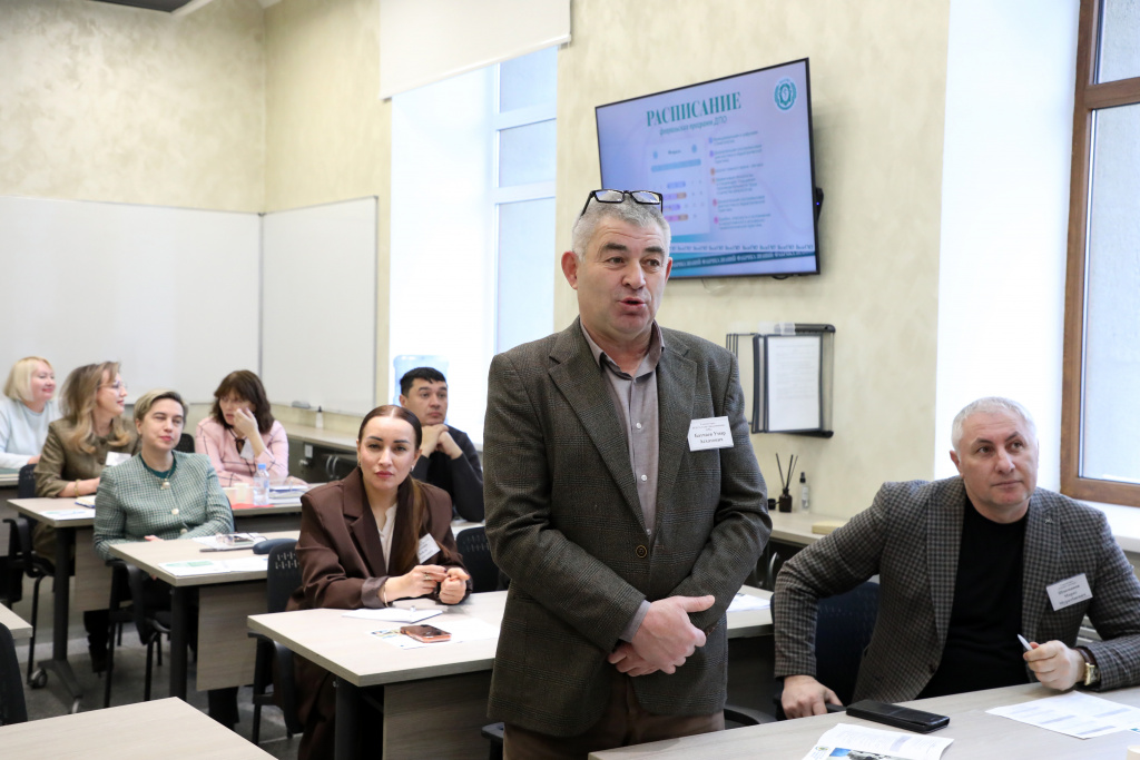 Традиционно образовательную программу повышения квалификации «Школа главного врача - регион» открыл ректор, заведующий кафедрой общественного здоровья и здравоохранения Института НФМО ВолгГМУ, доктор медицинских наук, профессор Владимир Шкарин