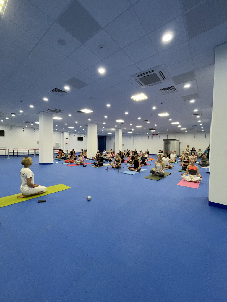 Кобра, орел и березка: студенты и преподаватели ВолгГМУ освоили асаны в Международный день йоги