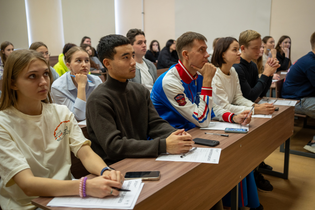 Чемпион Сурдлимпийских игр сел за парту вместе со студентами ВолгГМУ