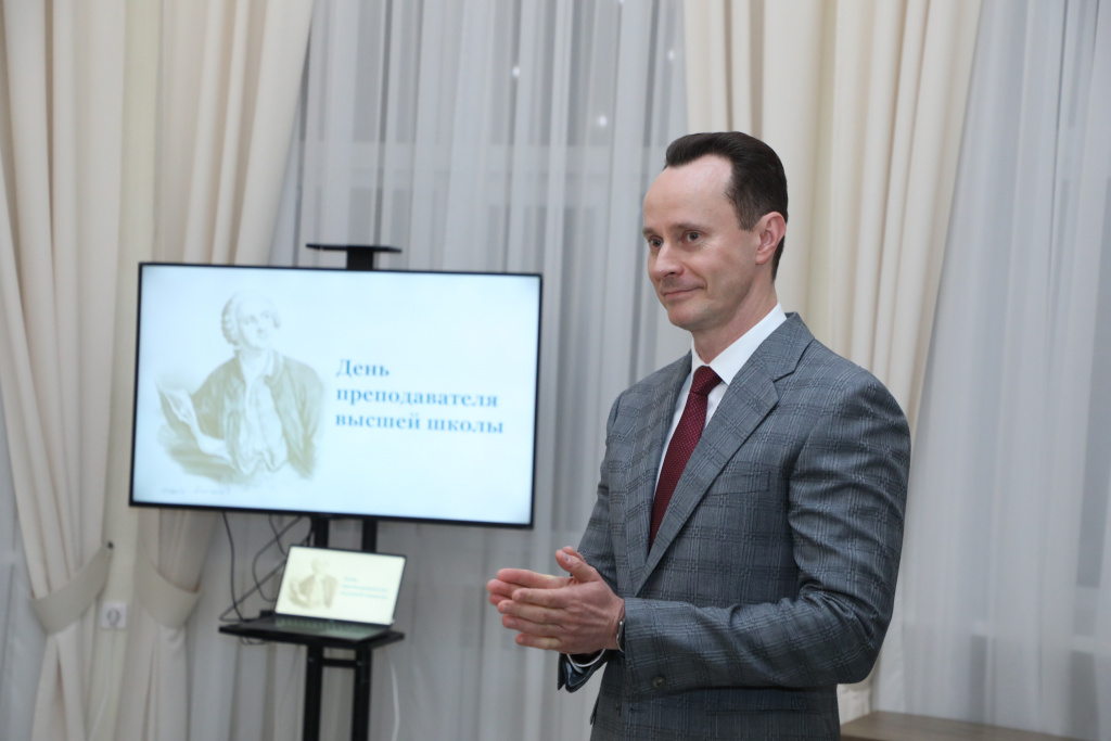 Ректор Владимир Шкарин поздравил сотрудников университета с профессиональным праздником