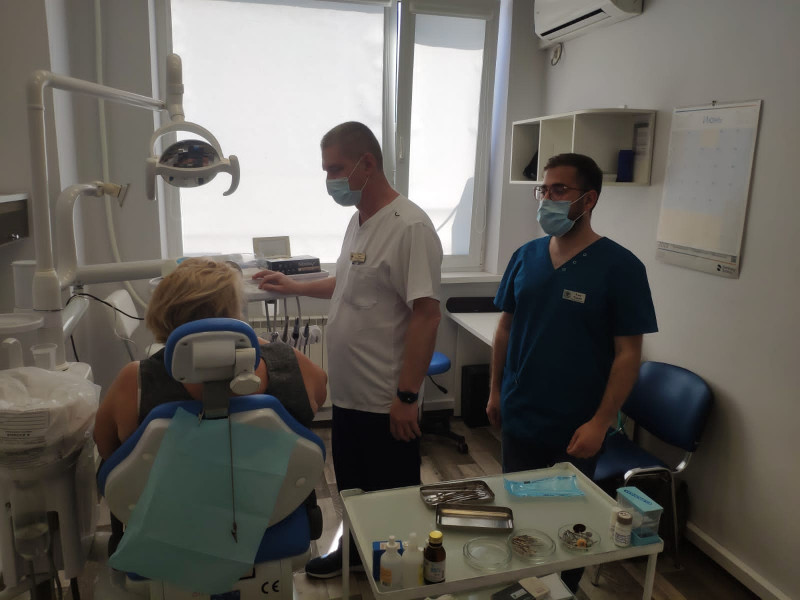 Иностранные студенты-стоматологи ВолгГМУ осваивают профессиональные навыки по ортопедической стоматологии