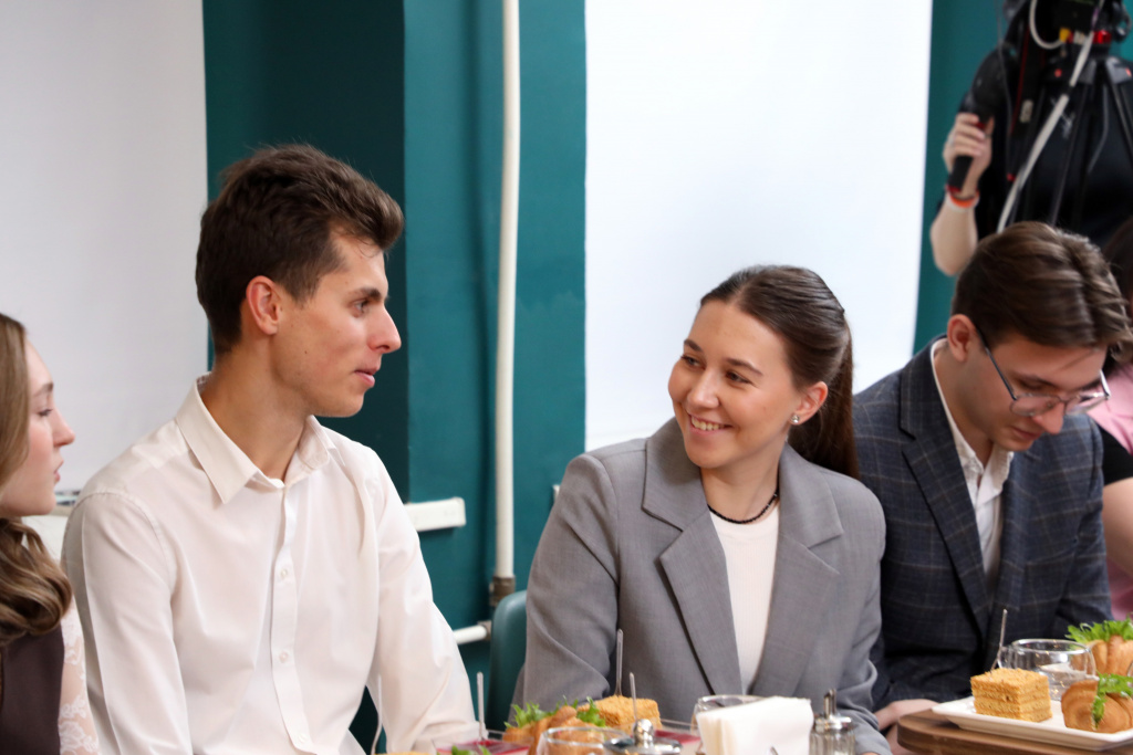 Героями нового выпуска полюбившегося проекта стали волонтеры приемной кампании