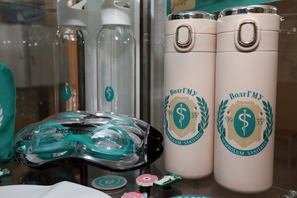 Физкультурно-оздоровительный комплекс ВолгГМУ предлагает посетителям новую коллекцию брендированной продукции с символикой университета