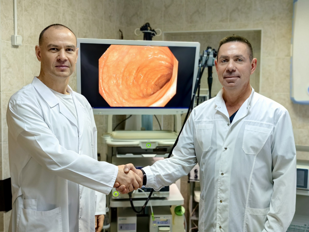 Профессора ВолгГМУ Станислав Панин и Виктор Мандриков после успешно проведенной операции Профессора ВолгГМУ Станислав Панин и Виктор Мандриков после успешно проведенной операции