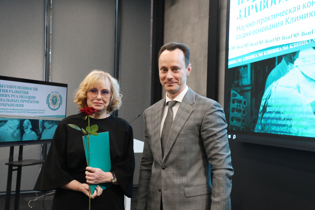 Владимир Шкарин вручил награды сотрудникам Клиники №1