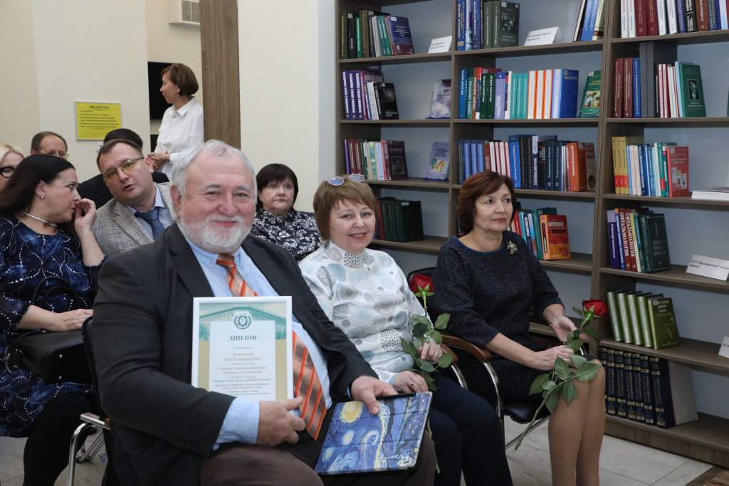 Владимир Шкарин вручил награды победителям конкурса на лучшее учебное издание