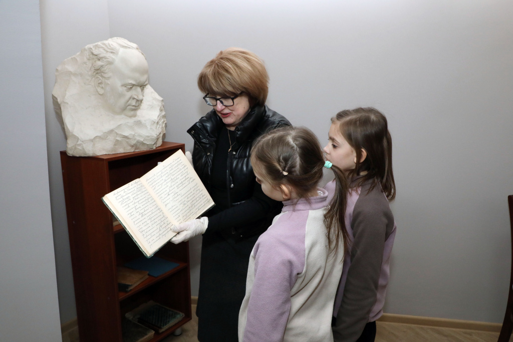 Музей истории ВолгГМУ посетили потомки легендарного профессора Владимира Григорьевича Карпенко