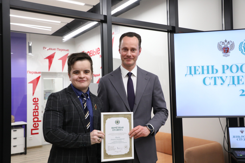 Почетными грамотами ректора отмечены студенты, которые принимали активное участие в организации университетских событий, приуроченных к празднованию 90-летия ВолгГМУ