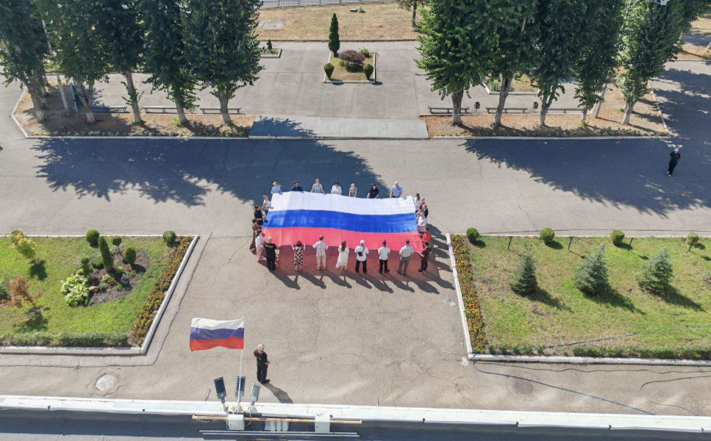 Студенты ВолгГМУ празднуют День флага